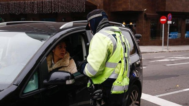 Un agente de la Policía Municipal pide a una conductora la documentación