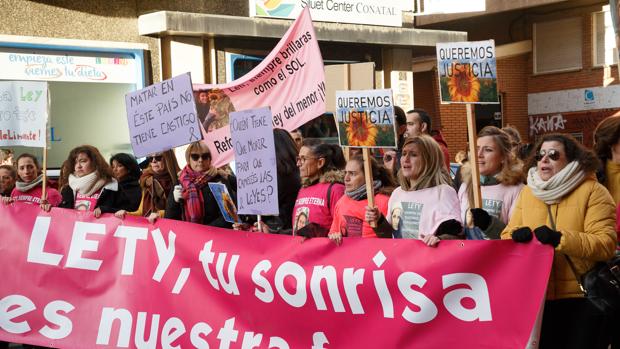 Familiares y vecinos de Castrogonzalo, ante las puertas del Juzgado de Menores de Zamora