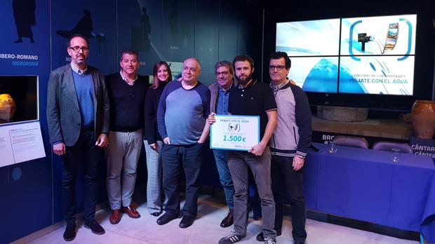 El premiado, Antonio Ferrer, junto a los miembros del jurado