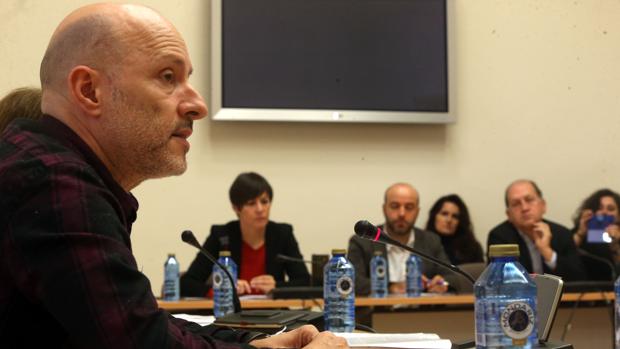 Manuel Pereira, familiar del fallecido en A Estrada, este lunes en el Parlamento