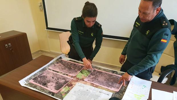 Responsables de la Guardia Civil analizan los mapas del terreno