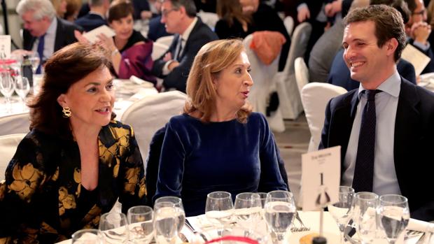 Carmen Calvo, Ana Pastor y Pablo Casado durante la entrega de premios de la Asociación de Periodistas Parlamentarios