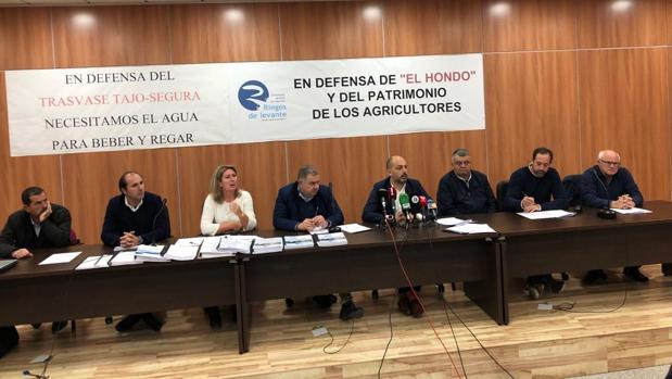 Reunión de los representantes de los regantes a raíz del recurso presentado por algunos de sus dirigentes