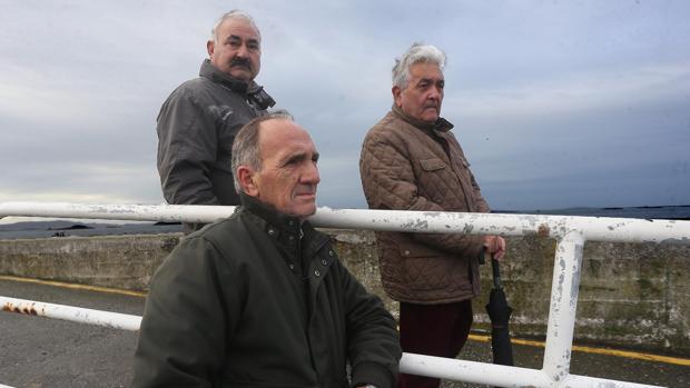 Marineros jubilados en el puerto cambadés