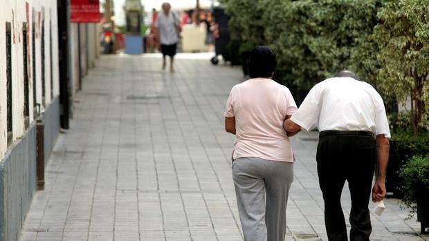 Imagen de dos ancianos tomada en una calle de Valencia