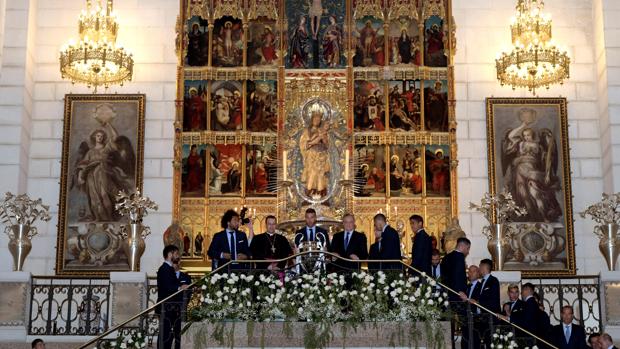 El Real Madrid en la catedral de la Almudena después de ganar la 13º Copa de Europa