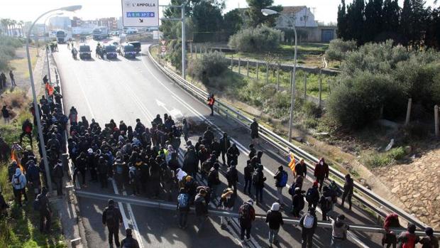 Corte de la autopista AP-7 en l'Ampolla (Tarragona) el pasado 21D