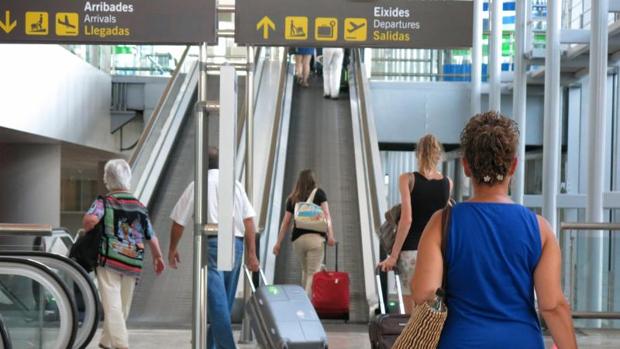 Viajeros en el aeropuerto de El Altet (Alicante-Elche)