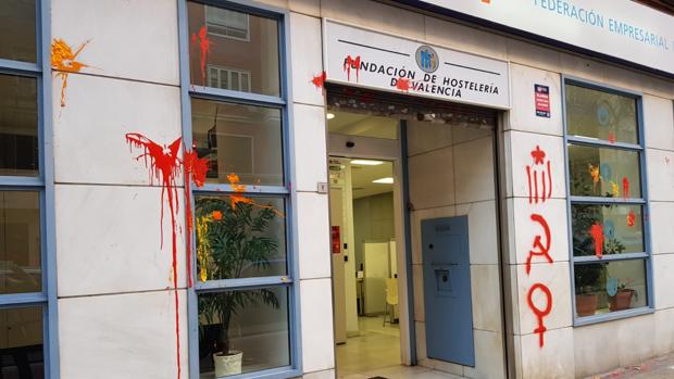 Imagen de la sede de Federación Empresarial de Hostelería de Valencia con las pintadas