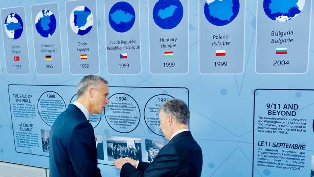 Jens Stoltenberg, secretario general de la OTAN, con Manuel Santos, expresidente de Colombia
