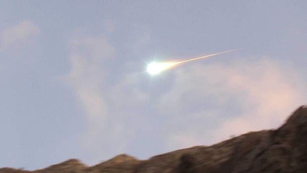 Imagen de archivo de una bola de fuego atravesando el cielo de España