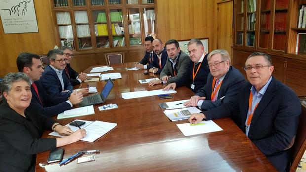 Reunión reciente de representantes de los regantes con un portavoz de la Administración central