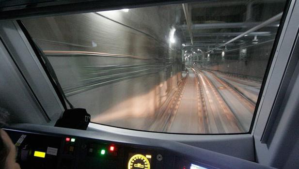 Interior de un túnel, desde la cabina del conductor