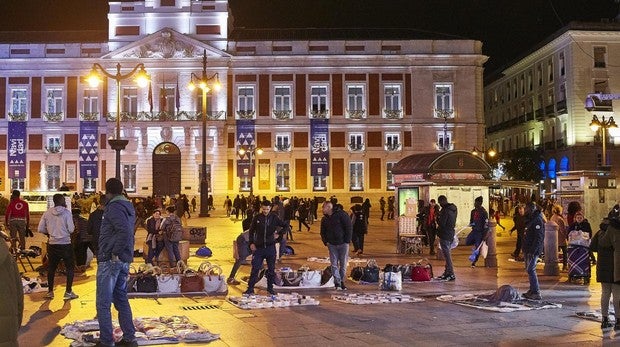 Manteros en la Puerta del Sol durante la Navidad