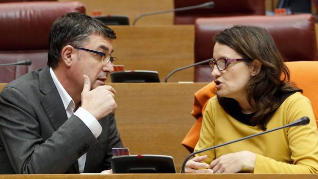 Imagen de Enric Morera y Mónica Oltra tomada en las Cortes Valencianas