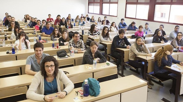 Estudiantes de MIR se preparan para hacer el examen
