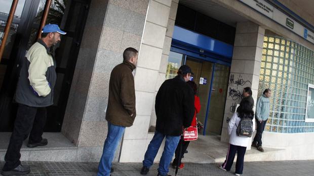 Un grupo de personas espera a las puertas de las Oficinas de Empleo en Santiago
