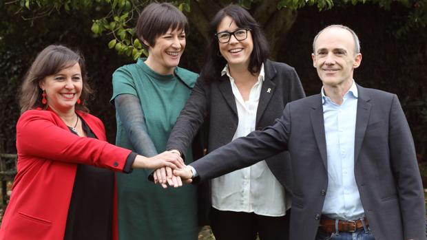 Ana Miranda, candidata del BNG a las europeas, y Ana Pontón, líder del partido, posan junto a Diana Ribas, aspirante de ERC, y Josu Juaristi, candidato de Bildu
