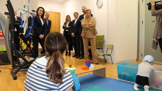Un momento de la visita de reponsables de Hidraqua a un centro de APSA