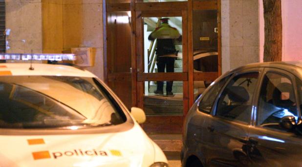 Un mosso en la finca del crimen