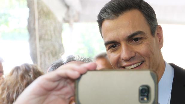 El presidente del Gobierno, Pedro Sánchez, posa para una foto durante su visita a México