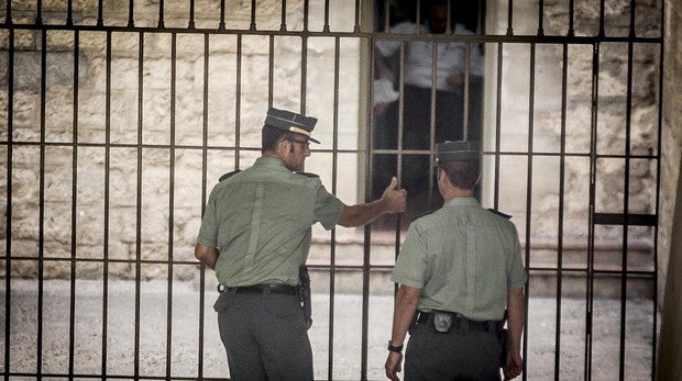 Agentes de la Guardia Civil en los calabozos de Alicante
