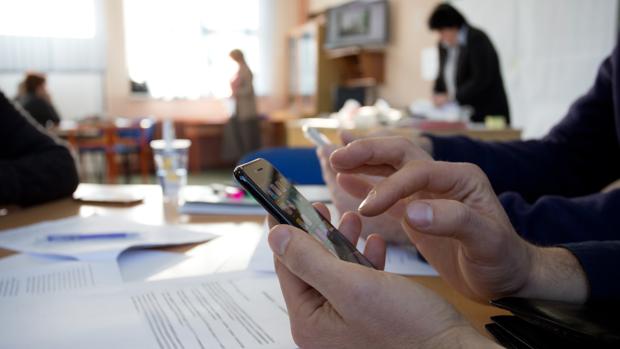 Una persona emplea un teléfono móvil
