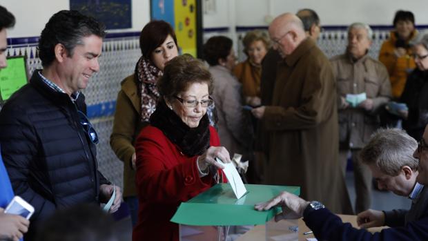 Un colegio electoral de Córdoba durante las autonómicas de Andalucía, el pasado 2 de diciembre