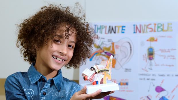 Fernando Linares junto a su maqueta del implante auditivo