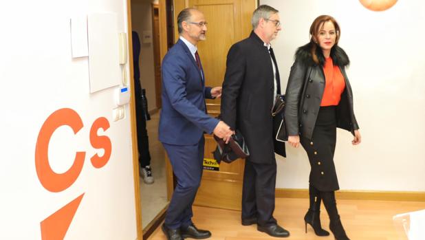 Clemente entra en la sede de Ciudadanos en Valladolid acompañado de Villegas y Fuentes