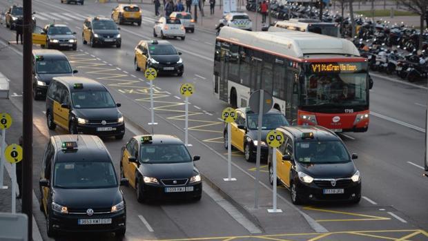 Varios taxis, esta mañana en las inmediaciones del MWC