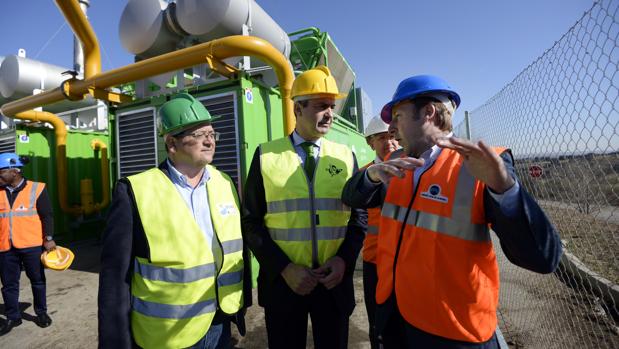 Tomás Villarrubia y Álvaro Gutiérrez durante una visita a la planta de biogás
