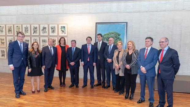 Dirigentes del PP, fundamentalmente presidentes de diputaciones, posan en el pasillo junto a Mañueco y el nuevo presidente de las Cortes, Ángel Ibáñez