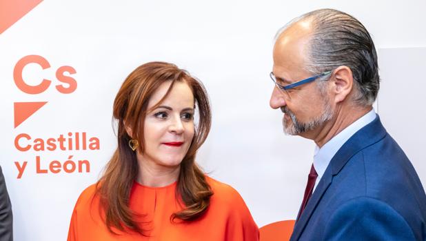 Silvia Clemente y Luis Fuentes, ayer en la sede de Ciudadanos en Valladolid