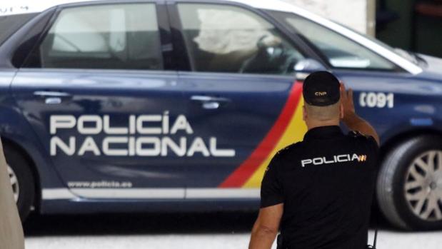 Un agente de la Policía Nacional