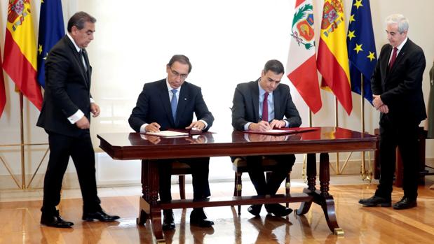 El presidente de Perú, Martín Vizcarra, y el presidente del Gobierno de España, Pedro Sánchez, ayer en La Moncloa