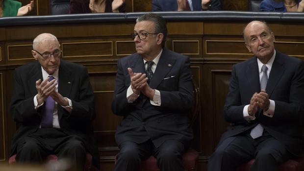 José Pedro Pérez-Llorca, Miguel Herrero Rodríguez de Miñón y Miquel Roca Junyent, tres de los padres de la Constitución