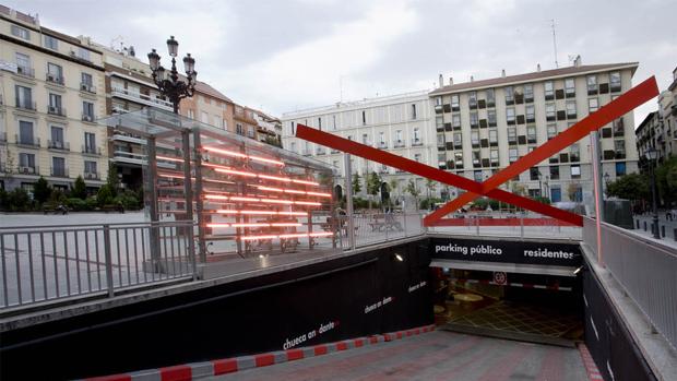Entrada al parking de la plaza de Pedro Zerolo, con el lazo rojo diseñado por Teresa Sapey