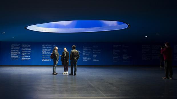 Varios visitantes, en el interior del monumento del 11-M