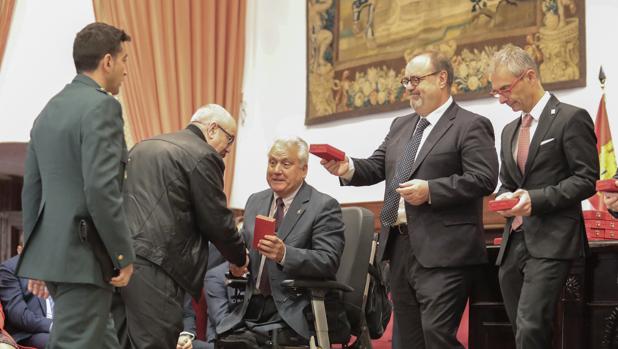 El capitán Aliste, Rey y el rector de la Usal, en la entrega de reconocimientos en Salamanca