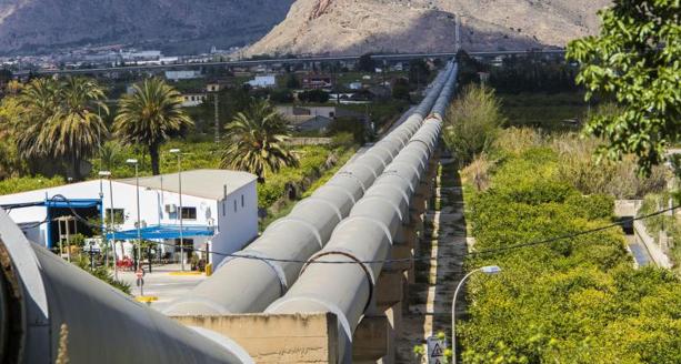 Conducciones del trasvase Tajo-Segura a su paso por la huerta de la Vega Baja cerca de Orihuela (Alicante)