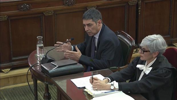 El mayor, durante el juicio, junto a su abogada