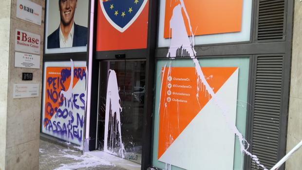 Así ha amanecido esta mañana la sede de Ciudadanos en Barcelona