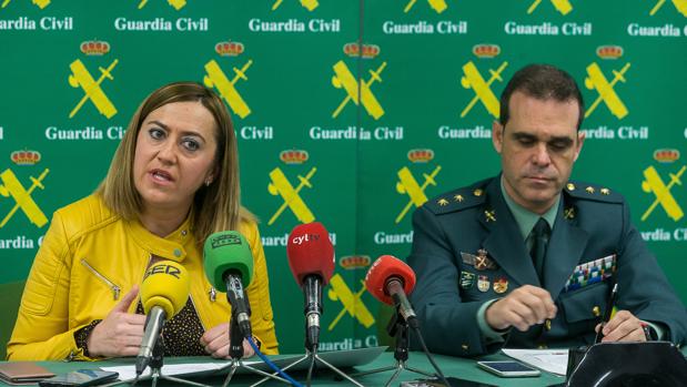 La delegada del Gobierno, Virginia Barcones, y el teniente coronel de la Guardia Civil, Javier Peña, presentan la operación