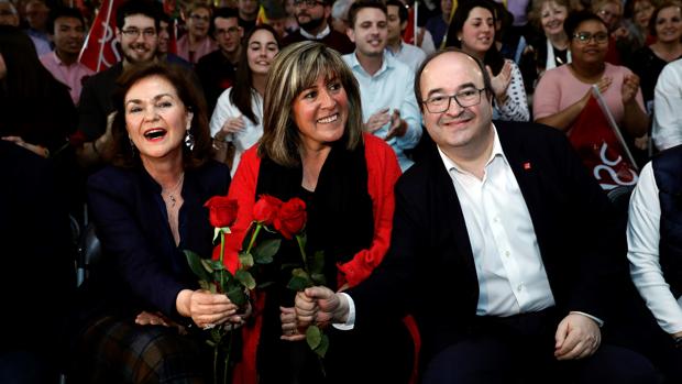 La vocepresidental del Gobierno, Carmen Calvo (i), la alcaldesa de Hospitalet, Nuria Maríin (c) y el secretario del PSC, Miquel Iceta (d)