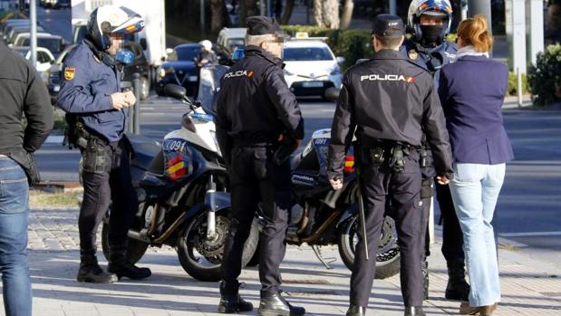 Agentes de la Policía Nacional conversando con una mujer