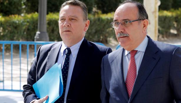 Alfredo Prada (izq.) a su entrada a la Audiencia Nacional