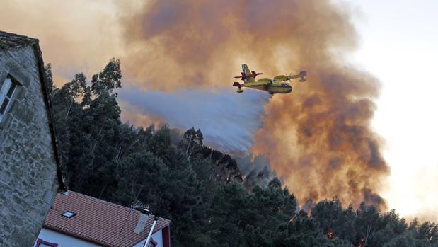 El fuego llegó a cercar las casas de una parroquia de la localidad