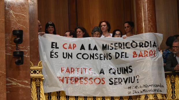 Protesta de los vecinos del Raval en el pleno municipal