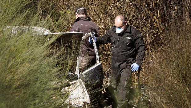 Agentes de la Guardia Civil en el incendio de Toques